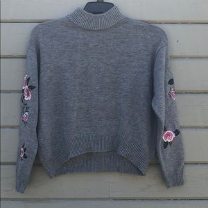💕 Buy 1 Get 1 Half off 💕Gray Floral Sweater 💕